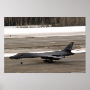 Een B-1B Lancer voert een aanraking uit en gaat Poster