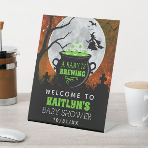 Een Baby breekt het Baby shower welkom van Hallowe Reclamebord Met Voetstuk