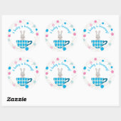Een Baby is een blauwe Teacup Baby Boy Shower Ronde Sticker (Vel)