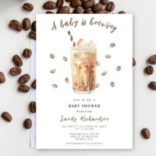 Een Baby is het Baby shower van gehakte koffie Kaart