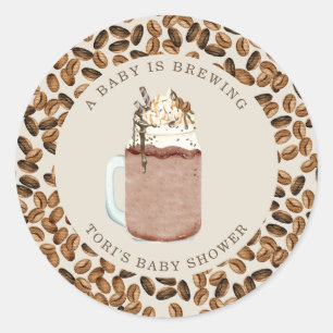 Een Baby is het Baby shower van gehakte koffiebone Ronde Sticker
