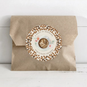 Een Baby is koffiebont Baby shower Ronde Sticker