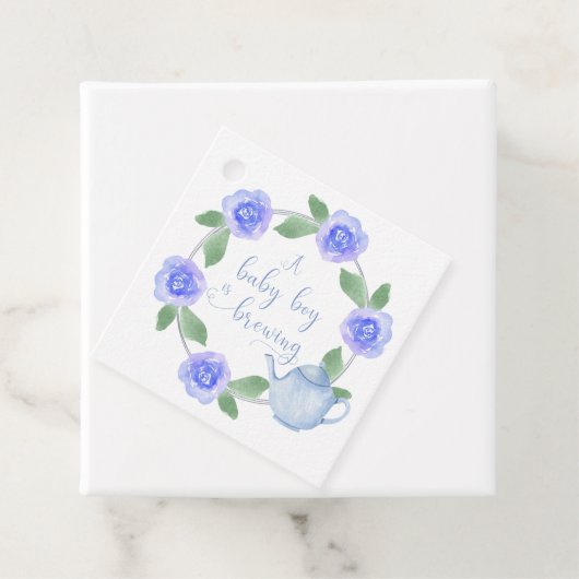 Een baby jongen brouwt blauwe theepot bloemenkrans bedankjes labels (In situ)