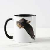 Een Bald Eagle neemt de hemel in Mok (Links)