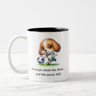 Een beagle steelt het show tweekleurige koffiemok