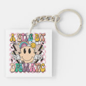 Een beetje dramatisch grappig groovy Gezegde Sleutelhanger (Achterkant)