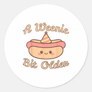 Een beetje ouder Een schattige en grappige hotdog Ronde Sticker