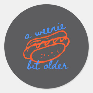 Een beetje ouder leuke hotdog grap verjaardagsontw ronde sticker