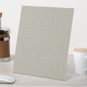 Een beige achtergrond met een patroon van kleine v reclamebord met voetstuk