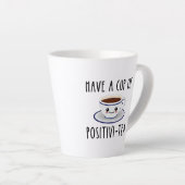 Een beker met positieve thee latte mok (Rechterhoek)