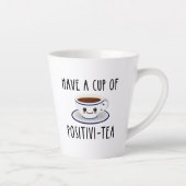 Een beker met positieve thee latte mok (Rechts)