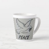 Een beker met vredesduif en schriftuur latte mok (Rechterhoek)