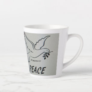Een beker met vredesduif en schriftuur latte mok