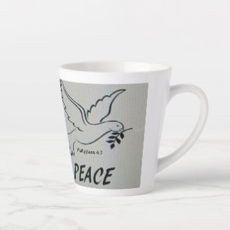 Een beker met vredesduif en schriftuur latte mok