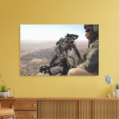 Een bemanningshoofd zoekt verdachte activiteit canvas afdruk (Insitu (Woonkamer))