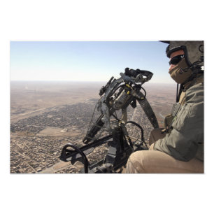 Een bemanningshoofd zoekt verdachte activiteit foto afdruk