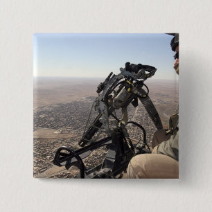 Een bemanningshoofd zoekt verdachte activiteit vierkante button 5,1 cm