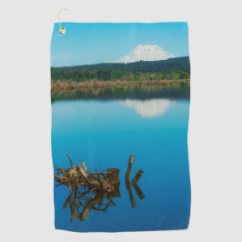 Een bergpeer boven een heg golfhanddoek