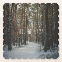 Een besneeuwd pad in een winter dennenbos kartonnen onderzetters