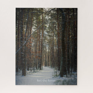 Een besneeuwd pad in een winter dennenbos legpuzzel
