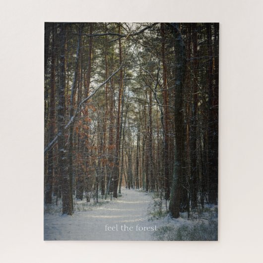 Een besneeuwd pad in een winter dennenbos legpuzzel (Verticaal)