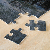Een besneeuwd pad in een winter dennenbos legpuzzel (Zijkant)