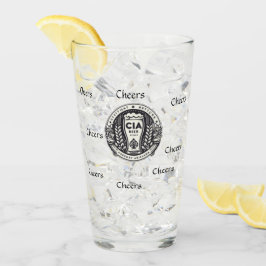 Een bierglas met een speciale datum en een cadeau- glas