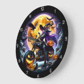 Een biker heks op een motor grote klok (Hoek)