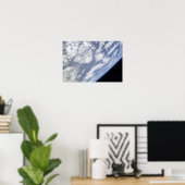 Een blauw en wit deel van de aarde poster (Thuiskantoor)