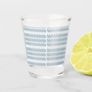 Een blauw-wit patroon met een witte achtergrond shot glas