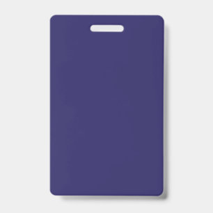 een blauwe achtergrond met een klok erop badge