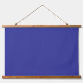 Een blauwe achtergrond met een prominent wit squad hangend wandkleed (Voorkant)