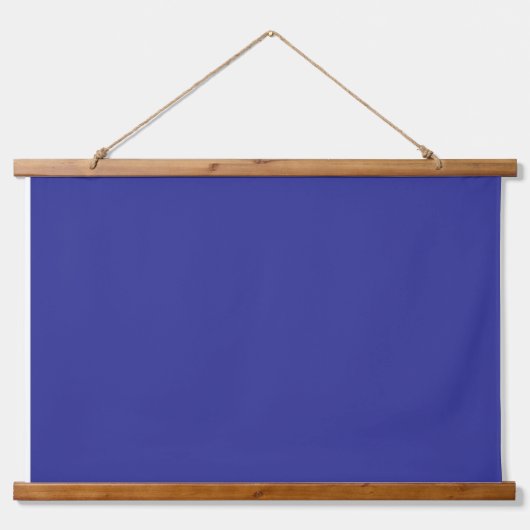 Een blauwe achtergrond met een prominent wit squad hangend wandkleed (Voorkant)