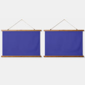 Een blauwe achtergrond met een prominent wit squad hangend wandkleed (Dubbel)