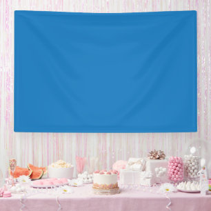 Een blauwe achtergrond met een spandoek