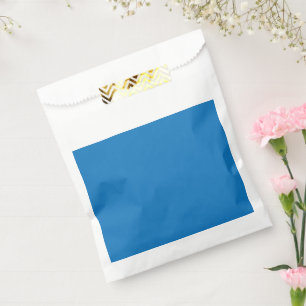 Een blauwe achtergrond met een zwart-witte klok bedankzakje