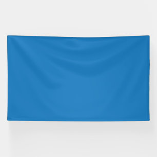 Een blauwe achtergrond met een zwart-witte klok spandoek