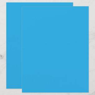 Een blauwe achtergrond met een zwarte en witte kat