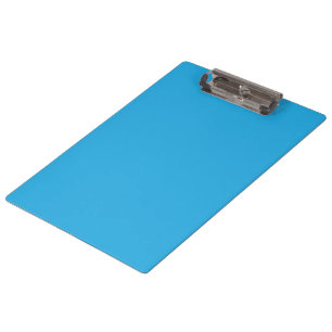 Een blauwe achtergrond met een zwarte en witte kat klembord