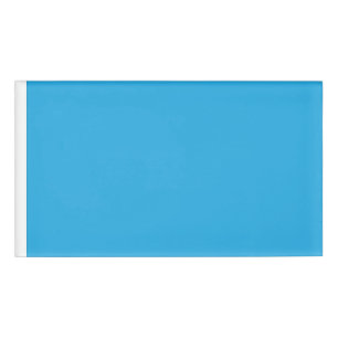 Een blauwe achtergrond met een zwarte en witte kat naambadge