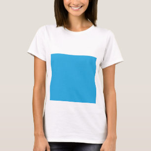 Een blauwe achtergrond met een zwarte en witte kat t-shirt