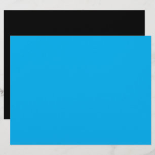 Een blauwe lucht met een vliegtuig dat in de lucht briefhoofd
