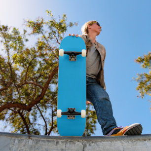 Een blauwe lucht met een vliegtuig dat in de lucht skateboard