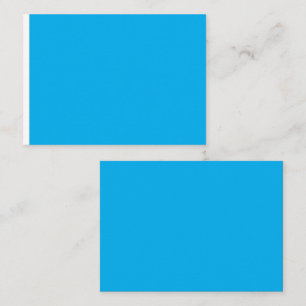 Een blauwe lucht met een vliegtuig plaatskaartje