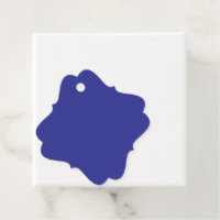 Een blauwe muur met een klok