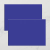 Een blauwe muur met een klok