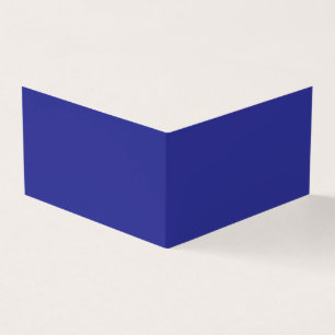 Een blauwe muur met een klok erop kaart