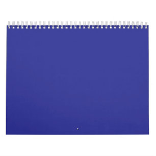 Een blauwe muur met een klok kalender