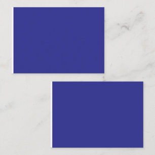 Een blauwe muur met een klok plaatskaartje