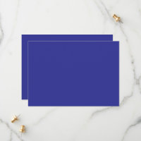 Een blauwe muur met een klok